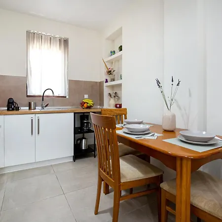 Apartment House Rytha 3 *