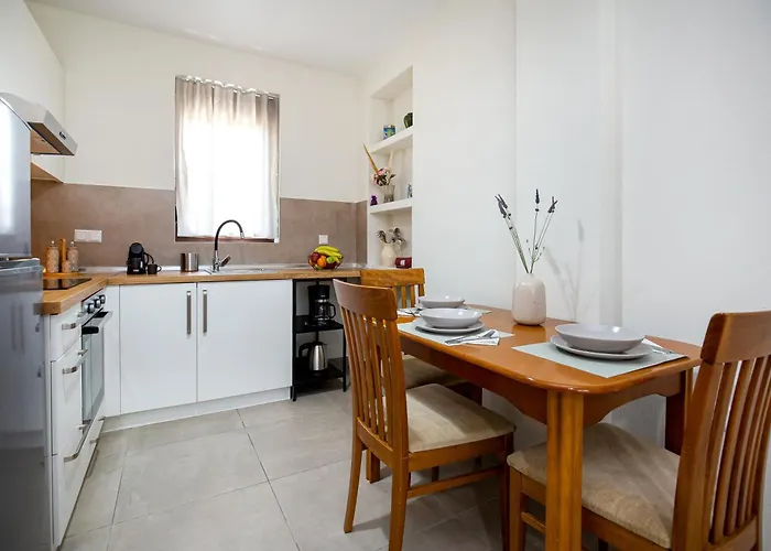 Apartment House Rytha 3 *